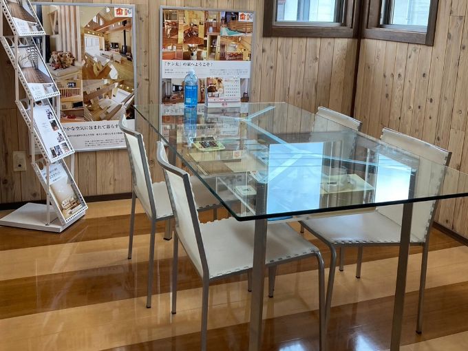優床ショールーム内の360°ビュー。光沢のある床の仕上がりを確認できます